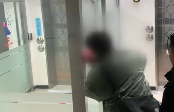 서울서부지방법원 폭동 당시 '녹색점퍼남'이 소화기로 법원 기물을 파손하고 있는 모습. 〈사진=JTBC 자료화면〉