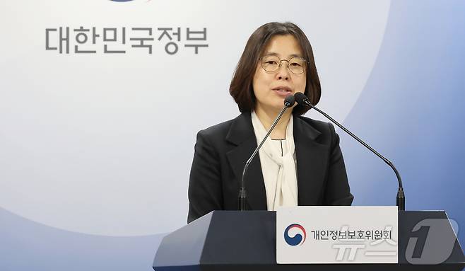 김해숙 개인정보보호위원회 조사1과장이 15일 서울 종로구 정부서울청사에서 열린 개인정보위 제11차 전체회의 결과 브리핑에서 해외직구 서비스 테무의 개인정보 보호법 위반에 대해 13억 6,900만원 과징금과 1,760만원의 과태료 부과를 발표하고 있다. 2025.5.15/뉴스1 ⓒ News1 임세영 기자