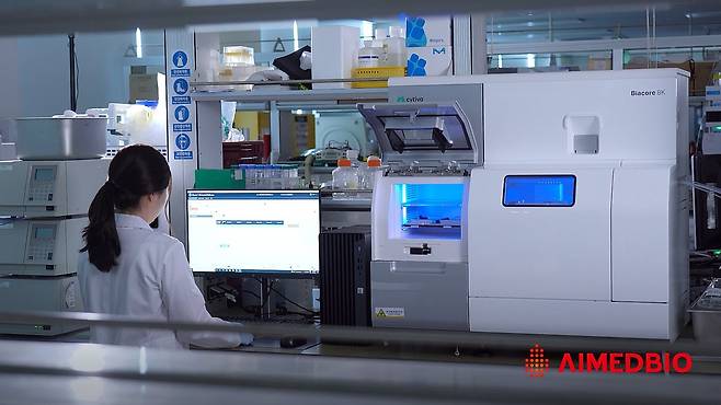 에임드바이오 연구원이 신약 개발 관련 데이터를 확인하고 있다.(에임드바이오 제공)/뉴스1