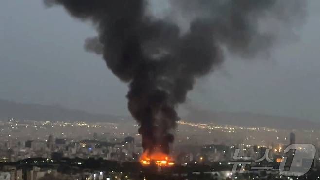 18일(현지시간) 이스라엘의 공격 뒤에 이란 테헤란에서 연기가 피어오르고 있다. 사진은 로이터통신이 소셜미디어 영상을 캡쳐한 것이다. 2025.06.18 ⓒ 로이터=뉴스1 ⓒ News1 최종일 선임기자