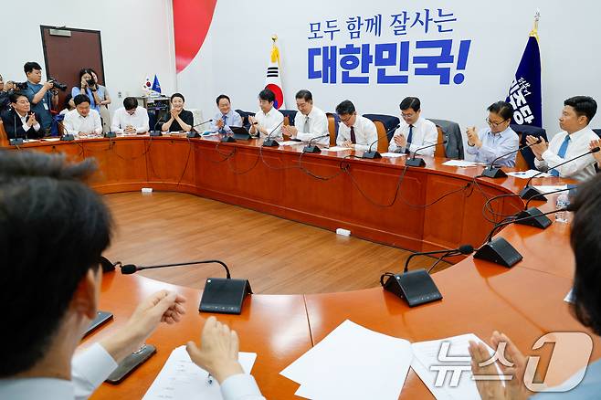 김병기 더불어민주당 대표 직무대행 겸 원내대표가 19일 오전 서울 여의도 국회에서 열린 정책조정회의에 참석해 추경안 노력에 애쓴 진성준 정책위의장 노고를 언급하며 손뼉치고 있다. 2025.6.19/뉴스1 ⓒ News1 안은나 기자