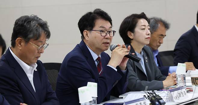 이한주 국정기획위원회 위원장이 19일 오전 세종시 정부세종컨벤션센터에서 열린 국정기획위원회 산업통상자원부 업무보고에 참석하여 모두발언을 하고 있다. 2025.6.19/뉴스1 ⓒ News1 김기남 기자