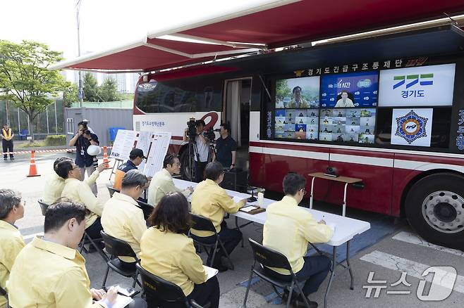 19일 오전 김동연 경기도지사가 광명 신안산선 복구 현장에서 신안산선 복구 현장점검 및 풍수해 대비태세 시군 영상회의를 하고 있다.(경기도 제공, 재판매 및 DB 금지)