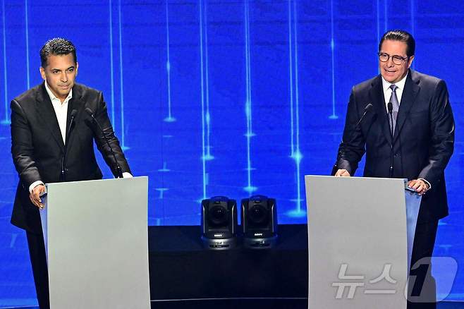 지난해 파나마 대선에 출마해 토론 중인 리카르도 롬바나 변호사(왼쪽)와 마르틴 토리호스 전 대통령.  2024.04.17. ⓒ AFP=뉴스1