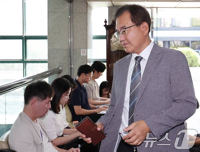 순직 해병 수사 방해 의혹 사건을 수사하는 이명현 특별검사가 19일 오전 서울 서초구에 위치한 사무실로 출근하고 있다. 2025.6.19/뉴스1 ⓒ News1 장수영 기자