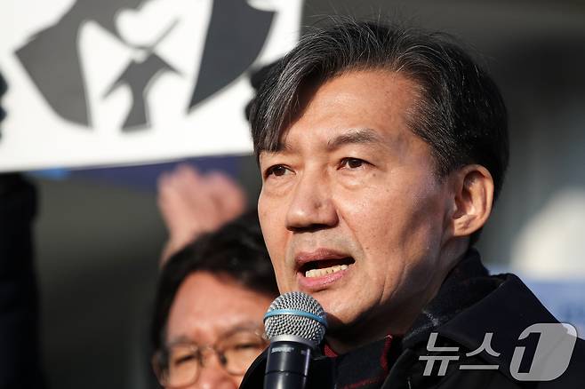 자녀 입시 비리와 청와대 감찰 무마 혐의로 대법원으로부터 징역 2년 실형을 확정 받은 조국 전 조국혁신당 대표가 16일 오전 경기도 의왕시 서울 구치소로 수감되기 전 입장을 밝히고 있다. 조 전 대표의 만기 출소 예정일은 오는 2026년 12월 15일이다. 2024.12.16/뉴스1 ⓒ News1 이승배 기자