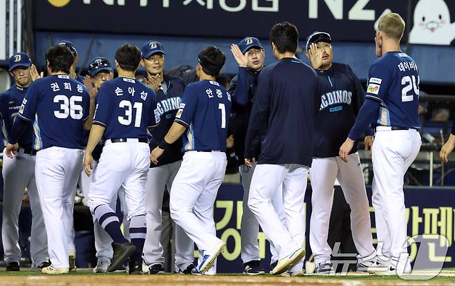 19일 오후 서울 송파구 잠실야구장에서 열린 프로야구 '2025 신한 SOL뱅크 KBO 리그' LG 트윈스와 NC 다이노스의 경기에서 승리한 NC 이호준 감독과 선수들이 하이파이브를 하고 있다. 2025.6.19/뉴스1 ⓒ News1 김명섭 기자