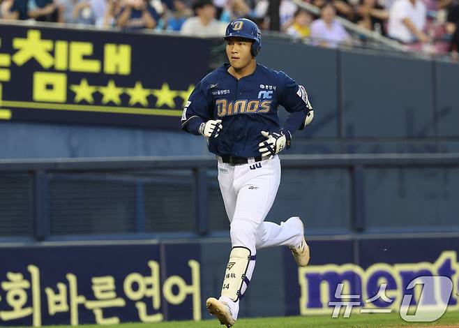 19일 오후 서울 송파구 잠실야구장에서 열린 프로야구 '2025 신한 SOL뱅크 KBO 리그' LG 트윈스와 NC 다이노스의 경기에서 5회초 NC 공격 2사 2사상황 김휘집이 홈런을 치고 홈인하고 있다. 2025.6.19/뉴스1 ⓒ News1 김명섭 기자