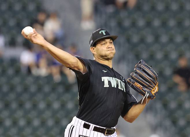 LG 치리노스가 18일 서울 잠실구장에서 열린 2025 KBO리그 정규시즌 NC전서 역투하고 있다. 사진 | 연합뉴스