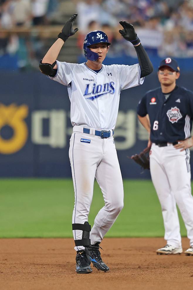 삼성 구자욱이 18일 대구삼성라이온즈파크에서 열린 2025 KBO리그 정규시즌 두산전 8회말 적시타를 치고 세리머니하고 있다. 사진 | 삼성 라이온즈