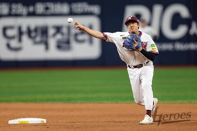 오선진이 1루로 송구를 하고 있다. 사진 | 키움 히어로즈