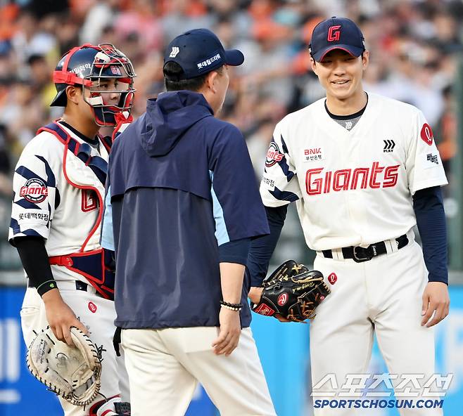 18일 부산 사직야구장에서 열린 한화와 롯데의 경기, 롯데 홍민기 박재엽 배터리가 3회초 마운드에 오른 주형광 투수코치와 이야기를 하고 있다. 부산=허상욱 기자wook@sportschosun.com/2025.06.18/