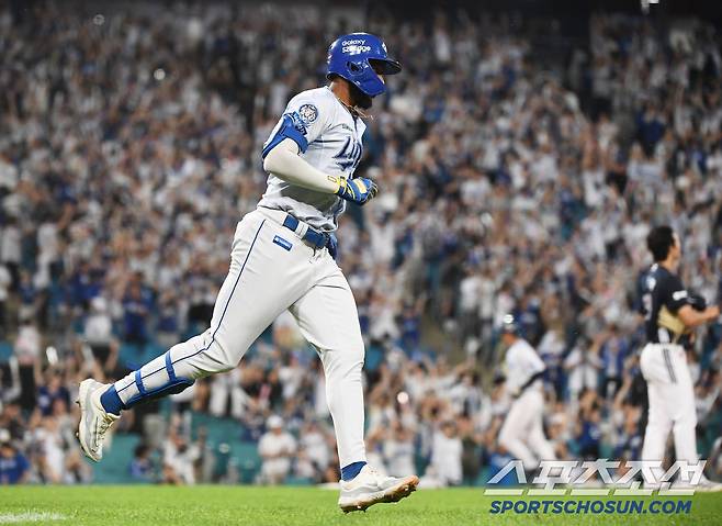 6회말 2사 2루 디아즈가 투런포를 친 후 달려나가고 있다.