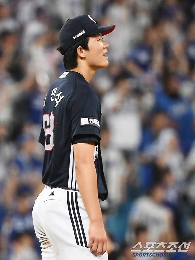 일격을 당했지만 최민석은 당황하지 않았다. 홈런 타구를 바라보는 최민석의 표정.