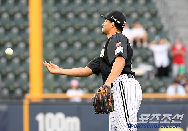 LG 선발 치리노스가 보여준 품격, 직접 유니폼에 닦은 데뷔 첫 안타 볼을 건넸다.