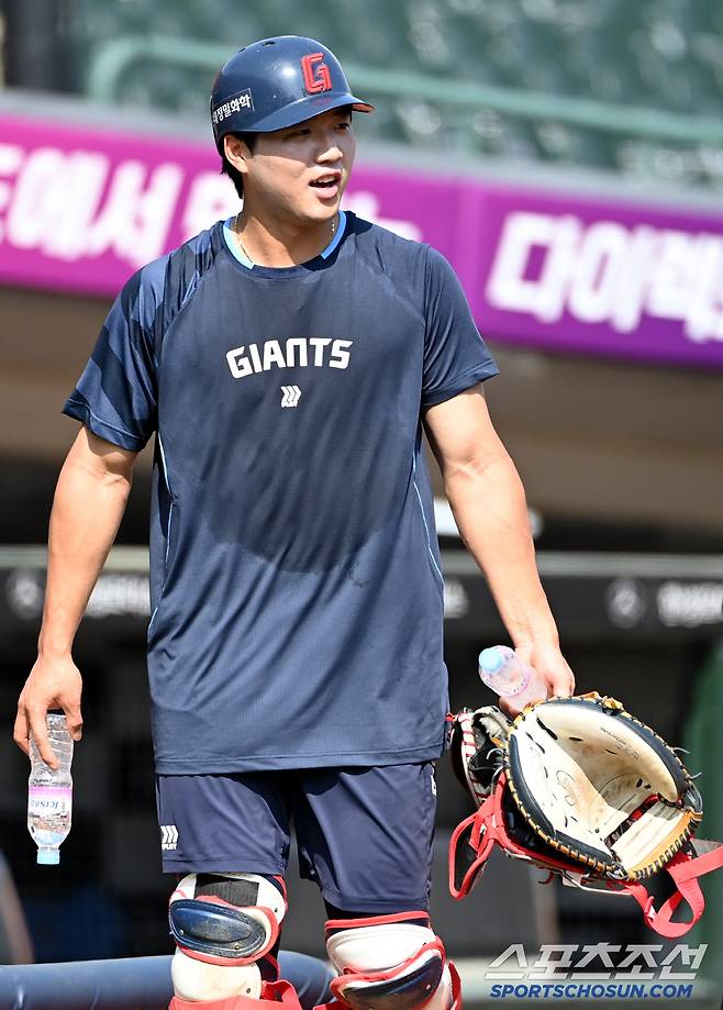 18일 부산 사직야구장에서 열린 한화와 롯데의 경기, 훈련을 마친 롯데 손성빈이 그라운드를 나서고 있다. 부산=허상욱 기자wook@sportschosun.com/2025.06.18/