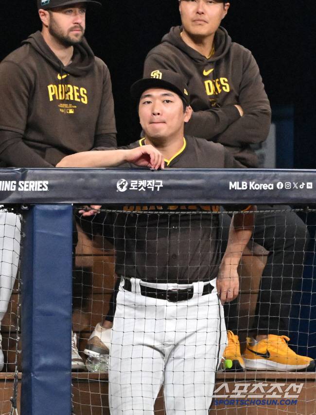 17일 서울 고척스카이돔에서 '메이저리그 월드투어 서울 시리즈 2024'  샌디에이고 파드리스와 팀 코리아의 경기가 열렸다. 샌디에이고 파드리스 고우석이 더그아웃에서 경기를 바라보고 있다. 고척=정재근 기자cjg@sportschosun.com/2024.03.17/