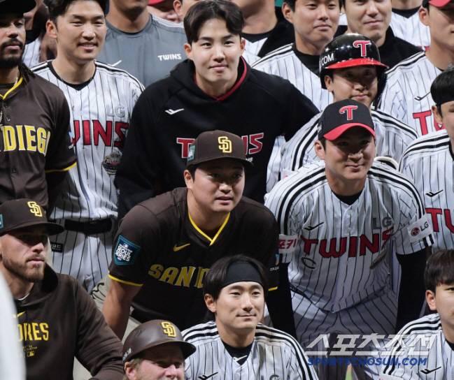 18일 서울 고척스카이돔에서 열린 '메이저리그 월드투어 서울 시리즈 2024' 샌디에이고 파드리스와 LG 트윈스의 경기. 샌디에이고가 5-4로 승리했다. 경기 후 고우석, 오지환, 임찬규 등 양팀 선수들이 기념촬영을 하고 있다. 고척=정재근 기자 cjg@sportschosun.com/2024.3.18/