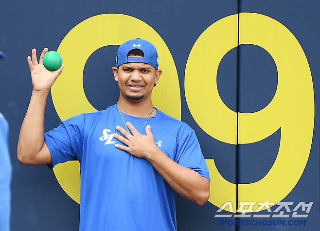 19일 대구 라이온즈파크. 삼성의 새 외국인 투수 헤르손 가라비토가 선수단에 합류해 훈련을 시작했다. 가라비토가 몸을 풀고 있다. 대구=정재근 기자 cjg@sportschosun.com/2025.6.19/