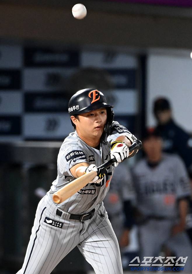 18일 부산 사직야구장에서 열린 한화와 롯데의 경기, 8회초 무사 2루 한화 이원석의 번트 타구가 위로 떠오르고 있다. 부산=허상욱 기자wook@sportschosun.com/2025.06.18/