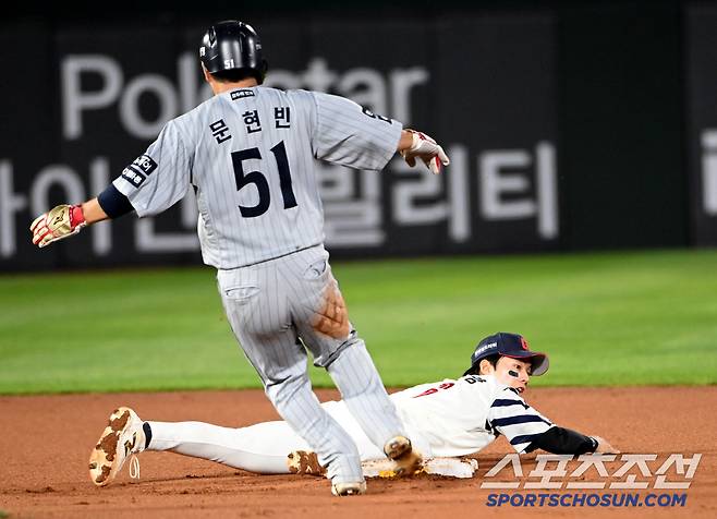 19일 부산 사직야구장에서 열린 한화와 롯데의 경기, 8회초 무사 1,2루 한화 노시환의 땅볼때 롯데 유격수 전민재의 2루 송구가 뒤로 빠지자 한태양이 아쉬워하고 있다. 부산=허상욱 기자wook@sportschosun.com/2025.06.19/