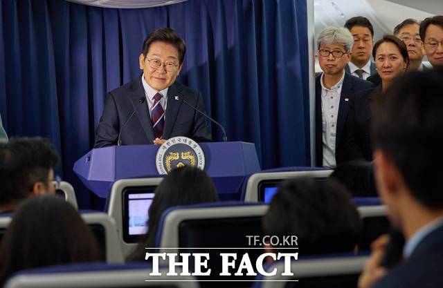 이재명 정부의 첫 추가경정예산(추경)안에 민생회복 소비쿠폰과 지역화폐 예산이 반영되면서 이 대통령의 공약인 '전 국민 민생회복지원금'이 현실화될 전망이다.이 대통령이 16일(현지시간) 주요 7개국(G7) 정상회의 참석을 위해 캐나다로 향하는 공군 1호기에서 기자간담회를 하는 모습. /뉴시스