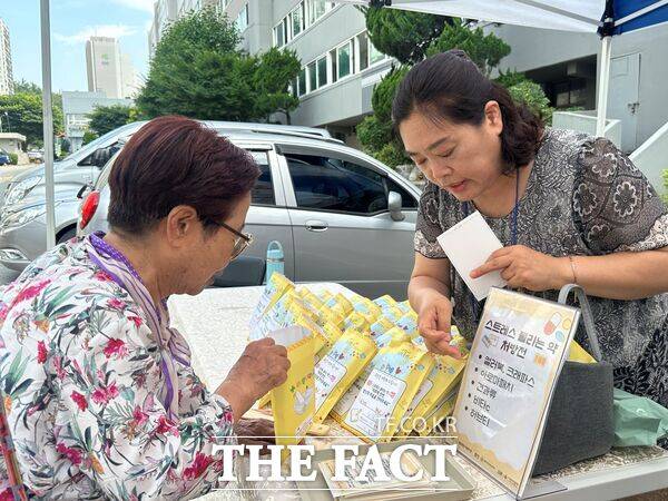 대전 대덕구 법2동에 소재한 법동종합사회복지관이 19일 정신건강 캠페인 ‘마음약국’을 진행했다. 복지관 관계자가 ‘스트레스가 풀리는 약(?)’을 처방하고 있다./법동종합사회복지관
