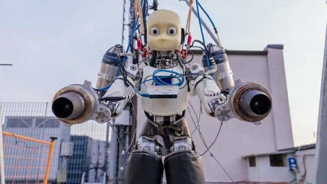 하늘을 날도록 설계된 휴머노이드 로봇 아이언컵3가 최근 공중에 떠 있는 테스트를 마쳤다. (사진=IIT)