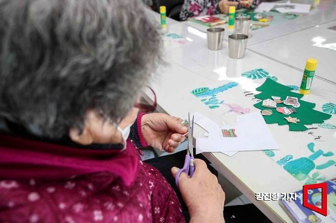 서울 성북구에 위치한 한 데이케어센터에서 어르신들이 만들기 활동을 하고 있다.
