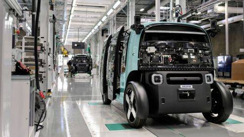 아마존 죽스 로보택시가 18일(현지시간) 22만제곱피트(약 2만438㎡) 넓이의 캘리포니아 생산시설에서 조립되고 있다. AP연합뉴스