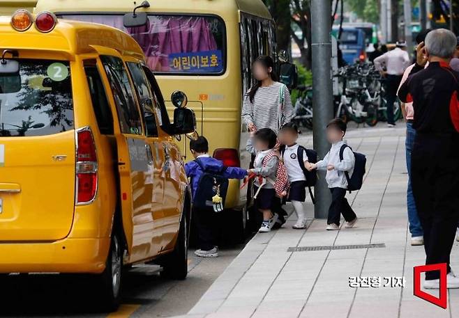 서울 양천구 목동 학원가에 있는 영어유치원에서 수업을 마친 어린이들이 유치원 버스에 타고 있다. 강진형 기자