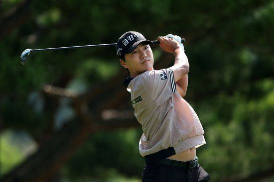 옥태훈이 KPGA 선수권 1라운드 14번 홀에서 티샷을 하고 있다. 사진제공=KPGA