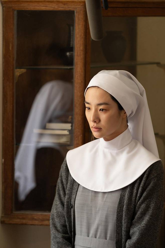 영화 ‘구마수녀 – 들러붙었구나’ 스테파니 리 파격 변신 (제공: 제이앤씨미디어그룹)