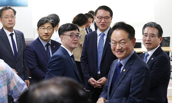 당·정·대 주요인사들, 추경 관련 비공개회의 - 여당, 정부, 대통령실 주요 인사들이 18일 국회 의원회관에서 추경안 관련 비공개회의에 참석해 대화하고 있다. 오른쪽부터 김용범 대통령실 정책실장, 허영 더불어민주당 원내정책수석부대표, 유병서 기획재정부 예산실장, 임기근 기재부 2차관, 류덕현 대통령실 재정기획보좌관, 이형일 기재부 1차관. /연합뉴스