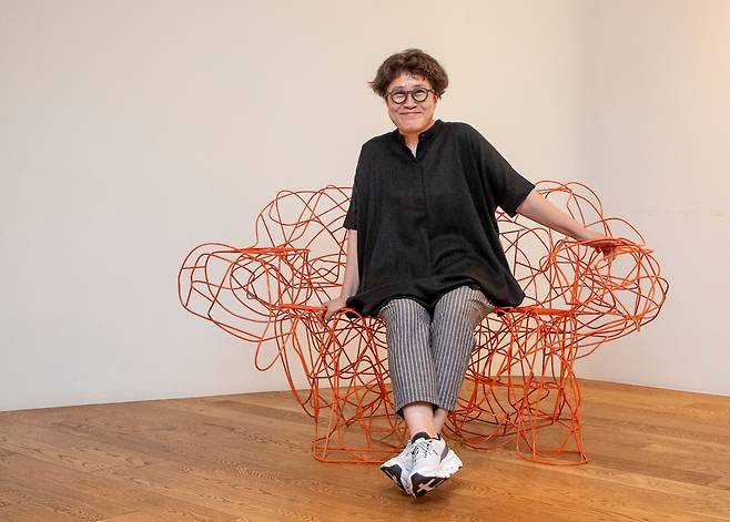 지난 12일 서울 강남구 이노션 본사에서 김정아 CCO(최고 크리에이티브 책임자) 부사장이 복잡한 세상을 연결해야 하는 광고인의 역할을 형상화한 작품에 앉아 포즈를 취했다. 그는 “광고는 넓게 알린다는 뜻인데, 옛말이 아니다”라며 “브랜드와 관련된 모든 활동으로 광고의 영역이 확장되고 있다”고 했다. /김지호 기자