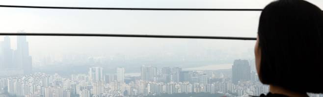 울 아파트값이 꾸준히 오르면서 서울 25개 자치구 중 80%의 집값이 문재인 정부 시절 전고점의 90%를 넘긴 것으로 나타났다. 16일 한국부동산원 6월 둘째 주(9일) 주간 아파트 가격 동향에 따르면, 아파트 매매가격지수는 서울 평균 101.26으로 문재인 정부 시절 전고점(104.63)의 96.8% 수준을 기록했다. 사진은 16일 남산에서 바라본 서울 아파트의 모습. /뉴시스