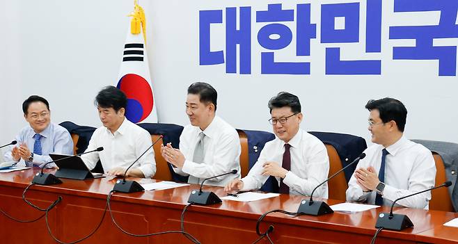 김병기 더불어민주당 대표 직무대행 겸 원내대표가 19일 오전 서울 여의도 국회에서 열린 정책조정회의에 참석해 추경안 노력에 애쓴 진성준 정책위의장 노고를 언급하며 손뼉치고 있다. 2025.6.19/뉴스1 ⓒ News1 안은나 기자