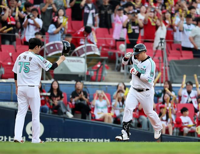 19일 광주기아챔피언스필드에서 열린 프로야구 kt wiz와 KIA 타이거즈의 경기. KIA 최형우가 2회말에 선제 솔로홈런을 때리고 베이스를 돌며 세리머니하고 있다. /연합뉴스