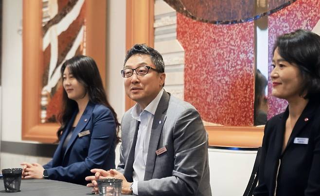 박제임스 롯데바이오로직스 대표이사(가운데)가 18일(현지 시각) 미국 보스턴에서 열린 기자 간담회에서 "항체 의약품과 항체약물접합체(ADC), 미국 뉴욕 시트러스와 인천 송도에 있는 생산시설을 경쟁력으로 앞세우는 ‘듀얼 엔진(Dual Engine)·듀얼 사이트(Dual Site)’ 전략으로 바이오의약품 위탁생산개발(CDMO) 수주를 확대해 나갈 것"이라고 말했다./롯데바이오로직스