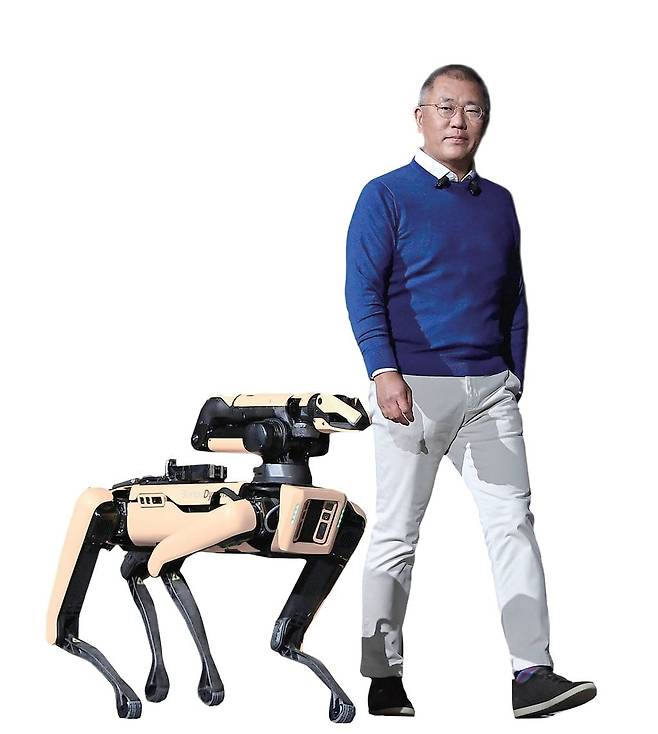 정의선 현대차그룹 회장이 보스턴다이내믹스 로봇 개 스팟과 함께 걷고 있다. /현대차그룹 제공