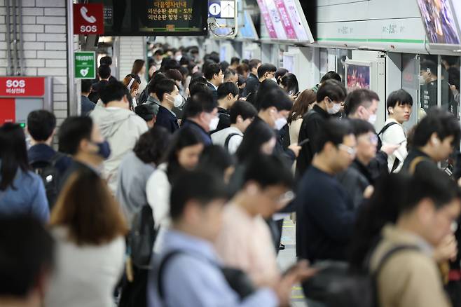 서울 영등포구 신도림역이 출근길에 나선 시민들로 붐비고 있다. /뉴스1