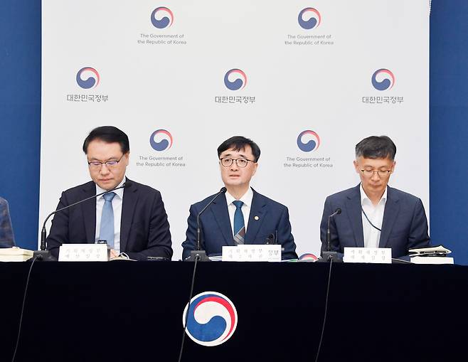 임기근 기획재정부 차관(사진 가운데)이 6월 18일 오후 정부세종청사 중앙동에서 열린 '새정부 추가경정예산안 상세 브리핑'에서 주요내용을 발표하고 있다. 사진 왼쪽부터 유병서 예산총괄심의관, 임 차관, 박금철 조세총괄정책관/기획재정부