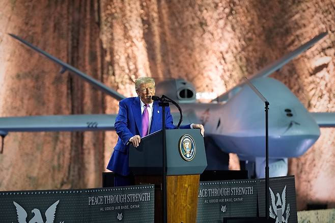 지난 5월 카타르 알우데이드 공군기지 방문한 트럼프. /AP=연합뉴스