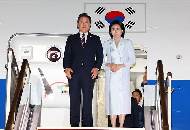 이재명 대통령과 부인 김혜경 여사가 19일 주요 7개국(G7) 정상회의 참석을 마치고 성남 서울공항에 도착해 공군 1호기 내리고 있다. ⓒ뉴시스