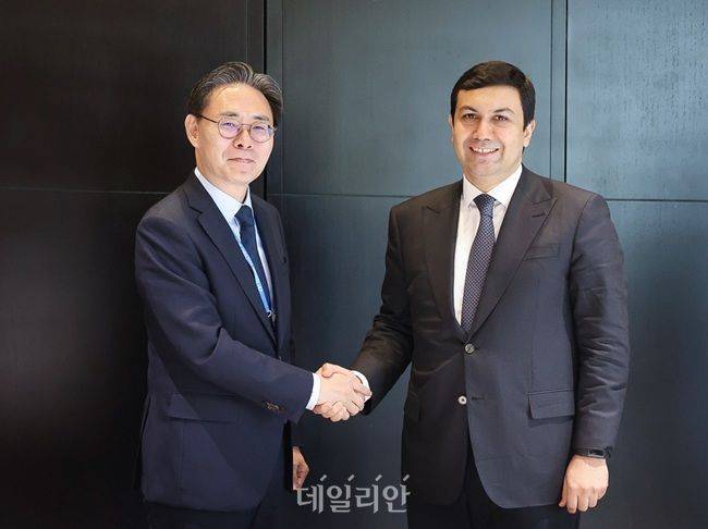 강민수 국세청장(왼쪽)이 오르칸 나잘리 아제르바이잔 국세청장과 악수하고 있다. ⓒ국세청