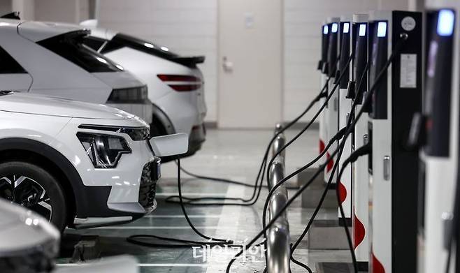 정부가 2차 추경을 통해 무공해차 보급사업 예산을 크게 줄인 가운데 서울시내 주차장 내 전기차충전소에서 전기차량을 충전하고 있다.ⓒ뉴시스