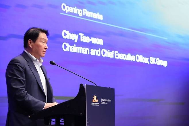 최태원 SK 회장이 19일 오전 서울 여의도 콘래드호텔에서 개최된 세계경제포럼 슈왑재단 총회에서 발언하고 있다. ⓒSK설립 비영리재단 사회적가치연구원 제공