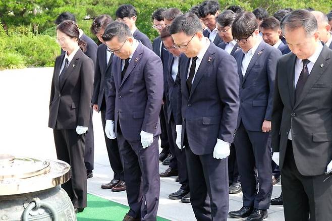 손재일 한화에어로스페이스 한화시스템 대표(우측 두번째)와 어성철 한화오션 특수선사업부장(좌측 두번째)이 임직원들과 함께 19일 국립서울현충원에서 참배하고 있다.ⓒ한화