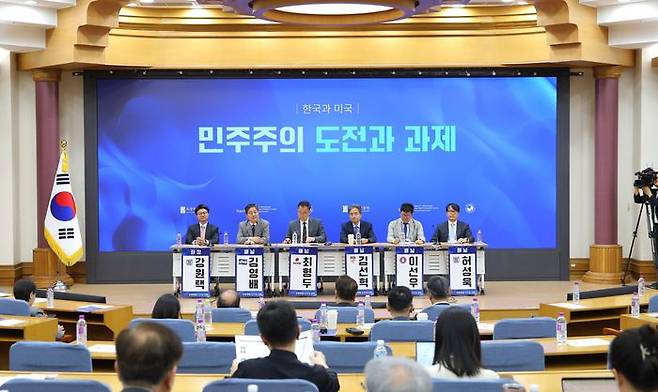 19일 국회의원회관에서 열린 최종현학술원, 스탠퍼드대 아시아태평양연구소, 인도태평양민주주의포럼이 공동 주최한 ‘민주주의미래포럼’에서 세션1 패널들이 토론하고 있다. 왼쪽부터 강원택 서울대 교수, 김영배 더불어민주당 의원, 최형두 국민의힘 의원, 김선혁 고려대 교수, 이선우 전북대 교수, 허성욱 서울대 교수.ⓒ최종현학술원