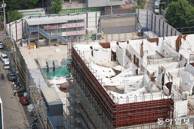 올 12월 준공을 앞두고 건설이 중단된 서울 성동구 용납동 청년주택 신축공사 현장 모습. 당초 지하 5층∼지상 49층 규모로 청년임대주택 1403채와 근린생활시설 등이 들어설 예정이었지만, 건설사의 임금 체불 및 공사대금 지연 등으로 작업이 중단된 상태다. 박형기 기자 oneshot@donga.com